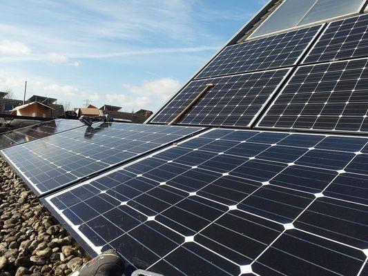 60細胞のモノラル半電池の太陽電池パネル280W 300W 315W 24v 400w 330wの農業の潅漑